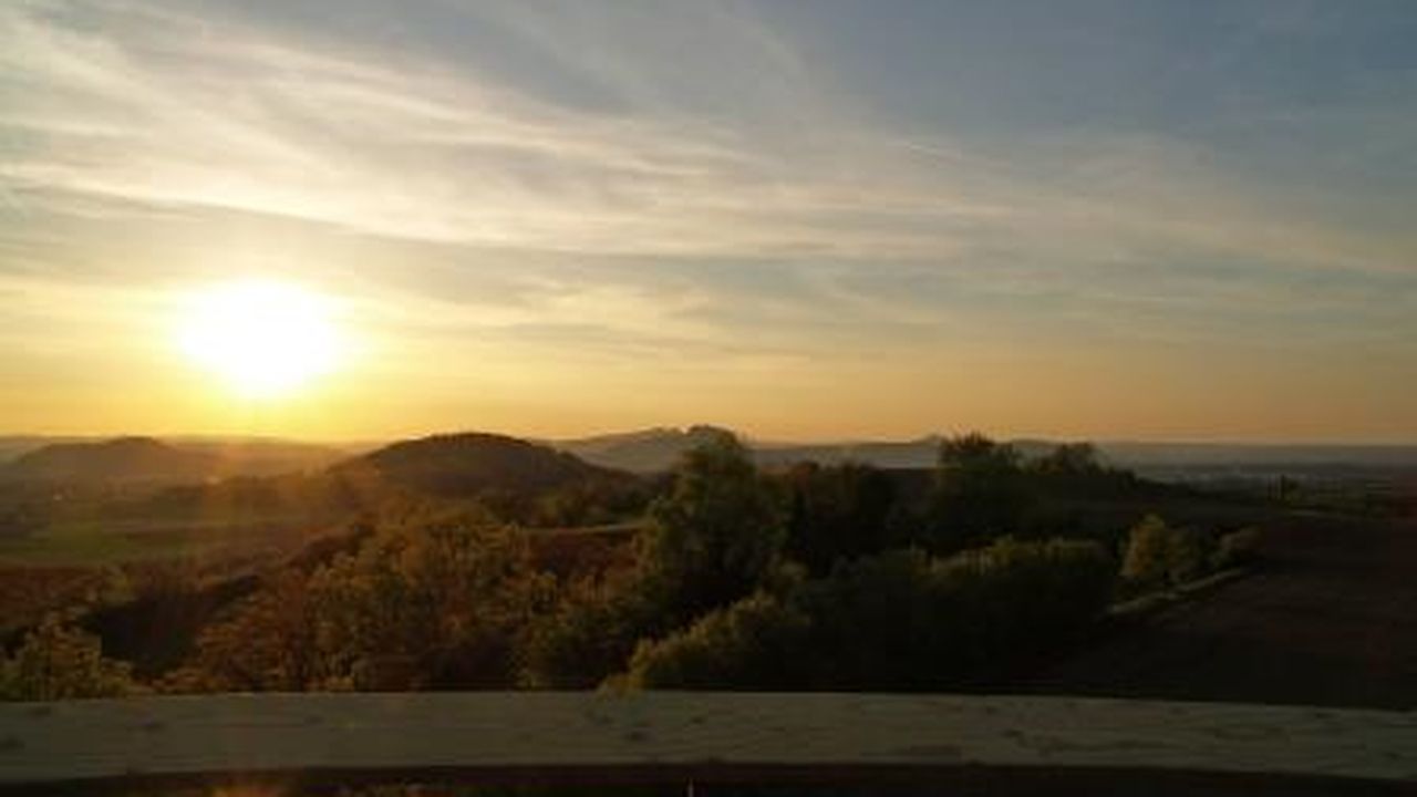Blick von "Blattform": Sonnenuntergang hinter den Hegaubergen Blick von "Blattform": Sonnenuntergang hinter den Hegaubergen